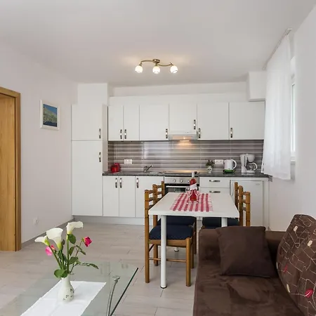 Celenca - Two Bedroom With Terrace And Pool View - A1 Apartment *